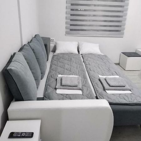 Apartmani Pinokio Ni Exteriér fotografie
